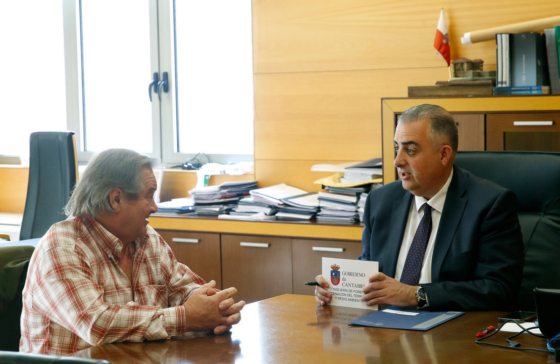 El consejero de Fomento, Ordenación del Territorio y Medio Ambiente, Roberto Media, recibe al alcalde de Tudanca.
18 abr 24